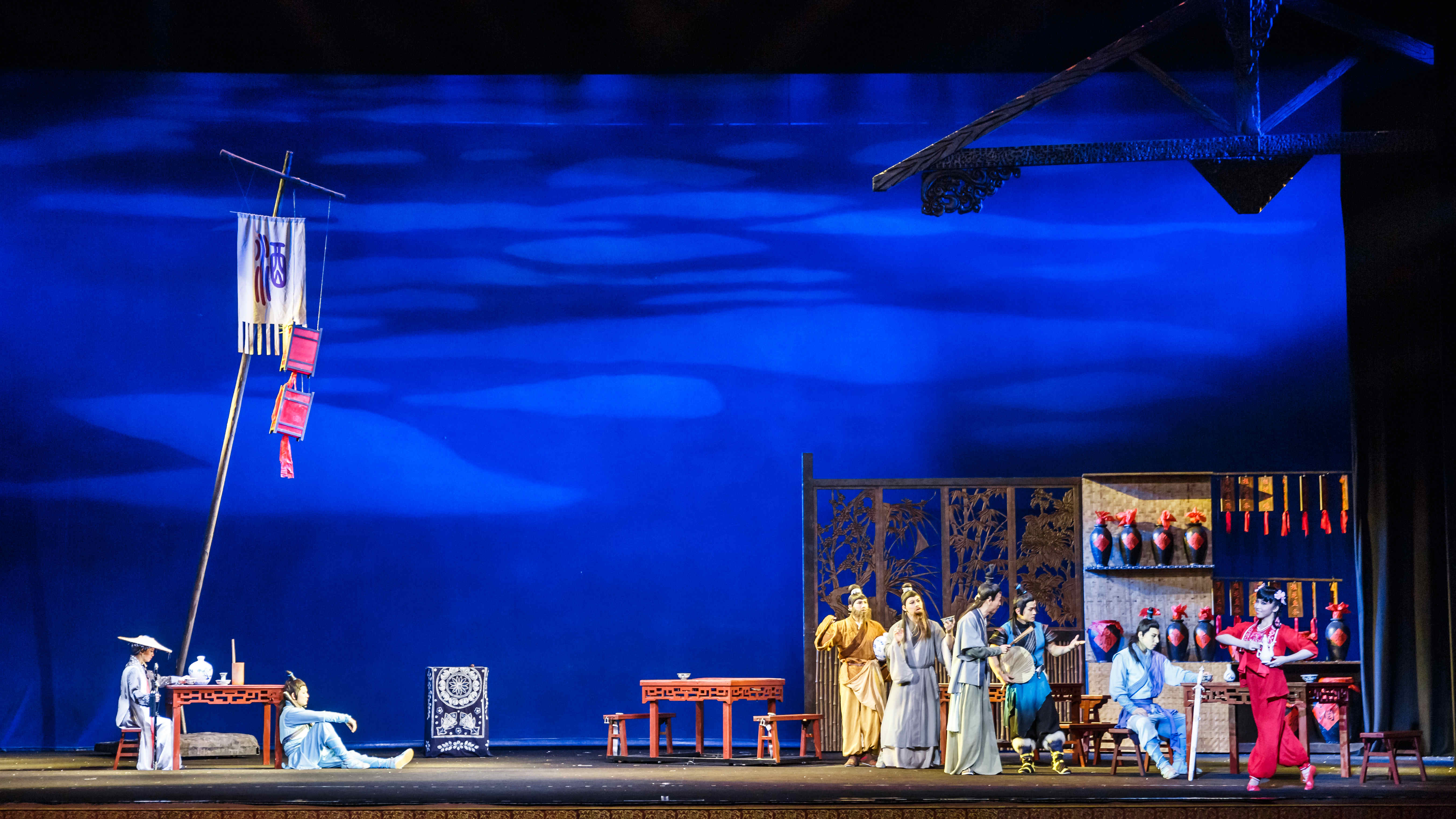 《笑傲江湖》作为创作蓝本,以"杂技"作为主要表演形式,同时将武术