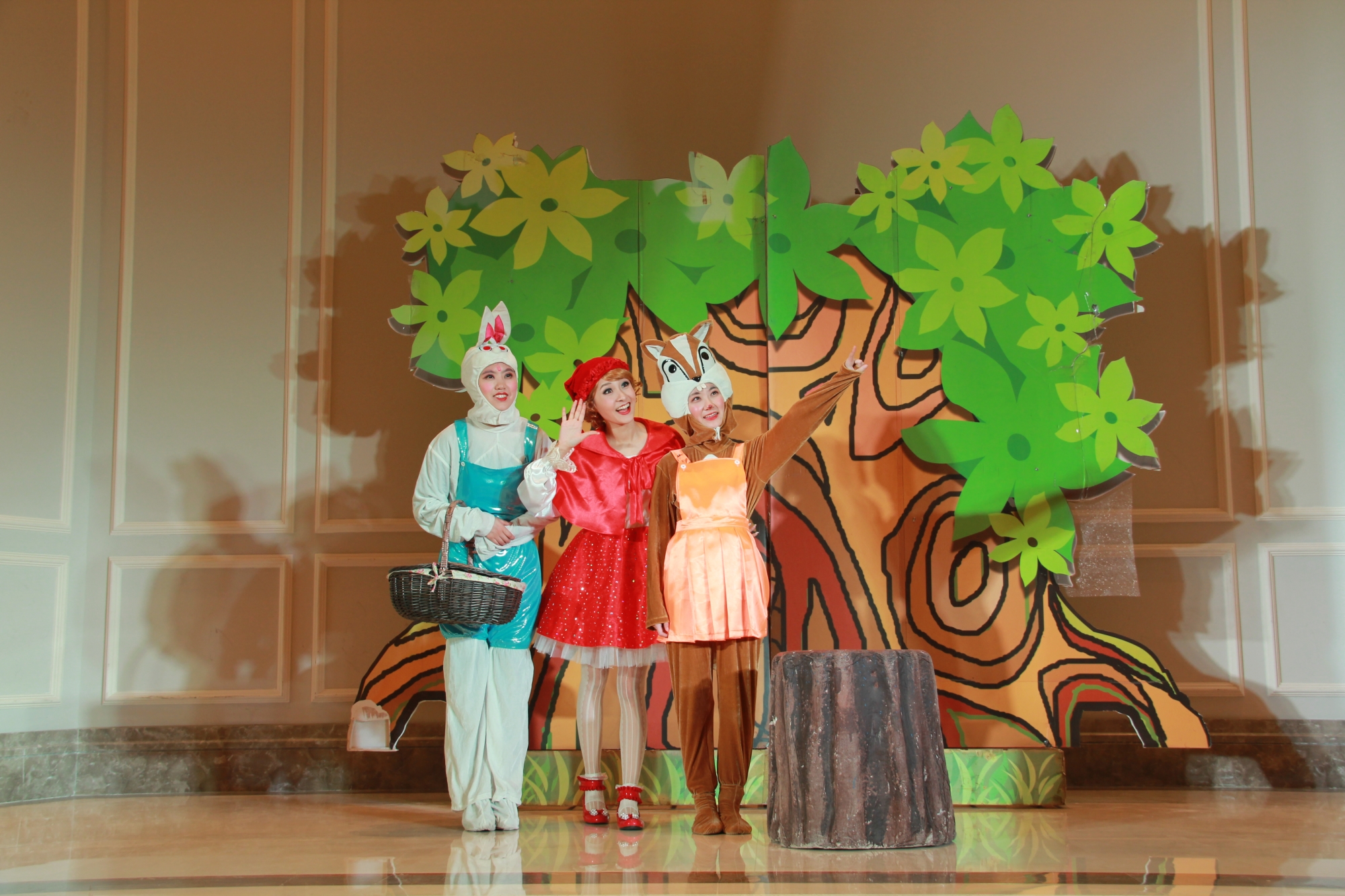 《小红帽》 经典童话剧《小红帽》是根据格林童话中的同名故事改编